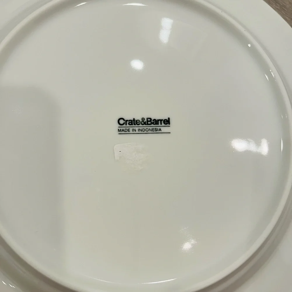🍽️ Two Crate&Barrel 10.5 inch white dinner plates 🍽️